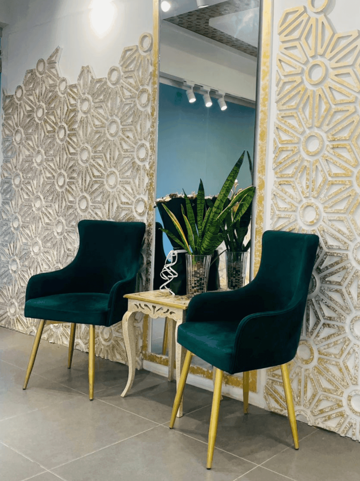 Inside Rabbiz Salon — interior